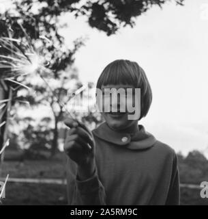 I bambini godono di notte dei falò al Villaggio Pestalozzi per bambini in Sedlescombe, East Sussex, 5 novembre 1960. La comunità è chiamata dopo il diciottesimo secolo pedagogista svizzero Johann Heinrich Pestalozzi, che ha dedicato la sua vita alla chiusura di divisioni nella società attraverso l educazione di tutta la persona - la loro testa, il cuore e le mani. Foto Stock