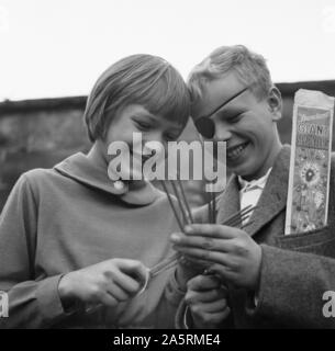 I bambini godono di notte dei falò al Villaggio Pestalozzi per bambini in Sedlescombe, East Sussex, 5 novembre 1960. La comunità è chiamata dopo il diciottesimo secolo pedagogista svizzero Johann Heinrich Pestalozzi, che ha dedicato la sua vita alla chiusura di divisioni nella società attraverso l educazione di tutta la persona - la loro testa, il cuore e le mani. Foto Stock