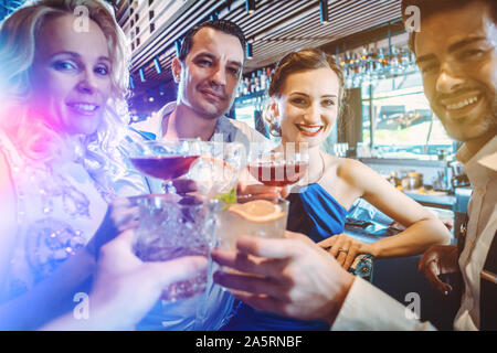 Quattro amici in un bar Foto Stock