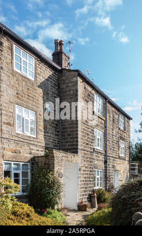 Fila di graziosi cottage in pietra a Bradwell, Derbyshire Foto Stock