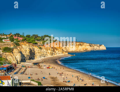 Un accogliente spiaggia al di fuori di Lagos denominata Praia de Porto Mos Foto Stock