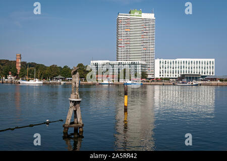 Travemuende, il Maritim Hotel e Trave estuario, Mar Baltico, Germania. Foto Stock