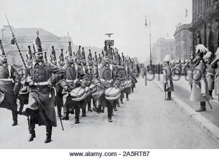 WW1 Guardia prussiana (Gardes du corps) marching passato l'imperatore tedesco Kaiser Wilhelm II, vintage fotografia dal 1914 Foto Stock