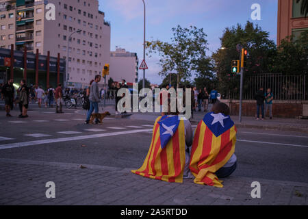 Barcellona, Spagna. Xix oct, 2019. Il catalano pro-indipendenza manifestanti si radunano vicino al regionale Corte alta. Foto Stock