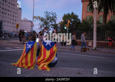 Barcellona, Spagna. Xix oct, 2019. Il catalano pro-indipendenza manifestanti si radunano vicino al regionale Corte alta. Foto Stock