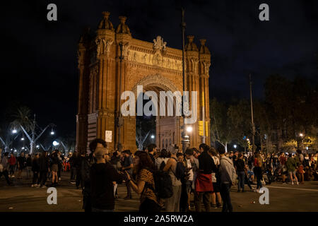 Barcellona, Spagna. Xix oct, 2019. Il catalano pro-indipendenza dimostranti si riuniscono di fronte all'Arc de Triomf. Foto Stock