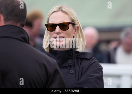 Zara Tindall nee Phillips indossando occhiali da sole a Hereford Racecourse Foto Stock