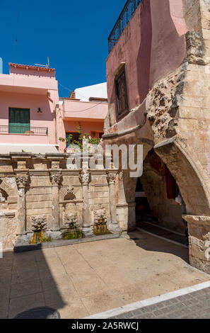 Rethimno, Creta, Grecia. Ottobre 2019. L'antica fontana Rimondi nell'area della città vecchia di Rethymno, Creta Foto Stock