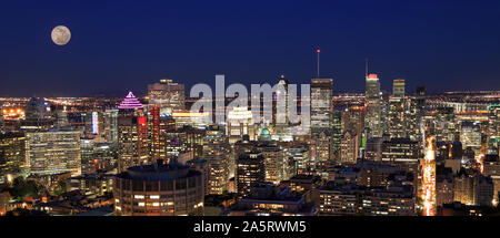 Colorate sullo skyline di Montreal a notte compresa una bella luna piena del cielo, Canada Foto Stock