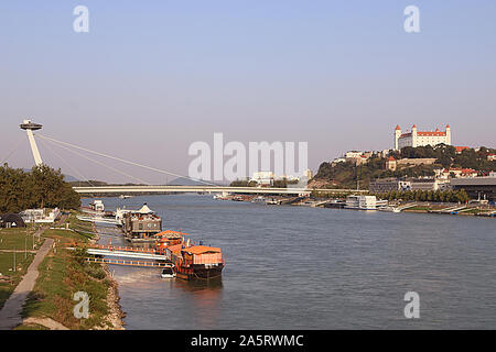 BRATISLAVA, Slovacchia - 01 settembre 2019: vista aerea del ponte SNP e UFO Observation Deck (sinistra), il fiume Danubio e il castello di Bratislava (destra) Foto Stock