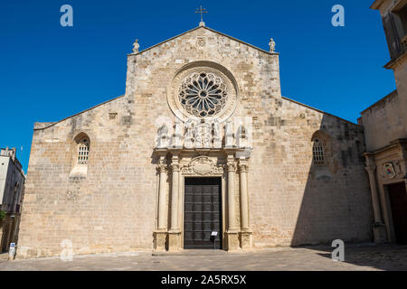 La facciata della Cattedrale di Santa Maria Annunziata (Cattedrale di Santa Maria dell'annuncio) a Otranto in Puglia (Puglia) nel Sud Italia Foto Stock