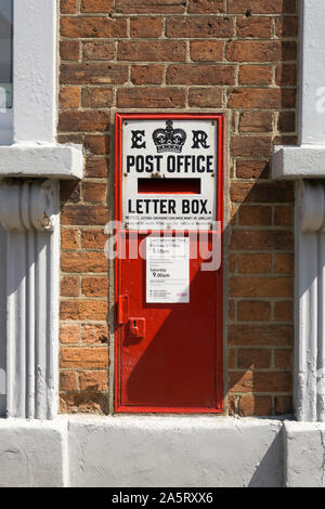 Montato a parete Edward VII post box, High Street, Woburn, Bedfordshire, Regno Unito Foto Stock