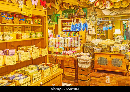 HALLSTATT, Austria - 25 febbraio 2019: Il vecchio Salzkontor store è un bel posto per scegliere alcuni souvenir e naturale prodotti sanitari con la montagna Foto Stock