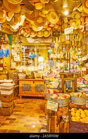 HALLSTATT, Austria - 25 febbraio 2019: Salzkontor negozio interno con mobili vintage e grandi quantità di naturale prodotti sanitari con la montagna Foto Stock