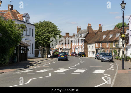 Estate scena di strada nella città di Woburn, Bedfordshire, Regno Unito Foto Stock