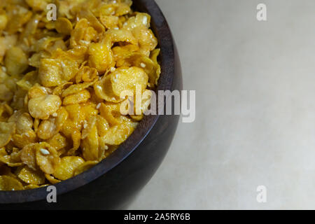 Chiudere fino al miele soffiato rivestito di frumento Cereali per la prima colazione su grigio baclground. Foto Stock