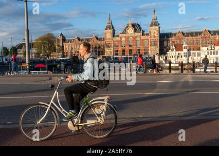 I ciclisti ad Amsterdam nei Paesi Bassi. Foto Data: giovedì, 17 ottobre 2019. Foto: Roger Garfield/Alamy Foto Stock