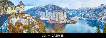 HALLSTATT, Austria - 25 febbraio 2019: Panorama dal Salzberg mountain top, affacciato sul lago Hallstattersee e innevate delle Alpi del Dachstein, nel febbraio Foto Stock