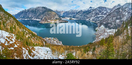 Osservare la piccola città di Hallstatt, chiaro lago Hallstattersee e massiccio Dachstein montagne dalla Salzberg mountain top, Salzkammergut, Austria Foto Stock