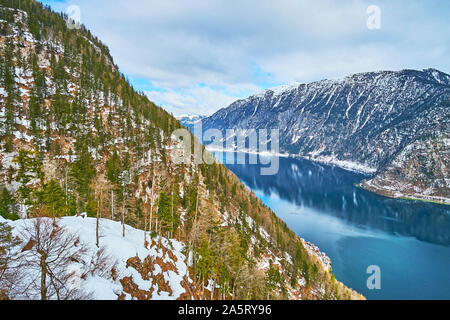 Il Salzberg mountain vanta la piattaforma di osservazione, affacciato sul lago Hallstattersee con pattern di vento increspature e Hoher Sarstein montare sul Divi Foto Stock