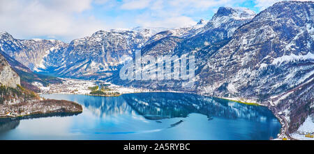 La vista dalla Salzberg mountain top sul fiume Traun, Hallstatter vedere con pattern fine del vento increspature e pendii innevati delle Alpi Dachstein intorno a th Foto Stock