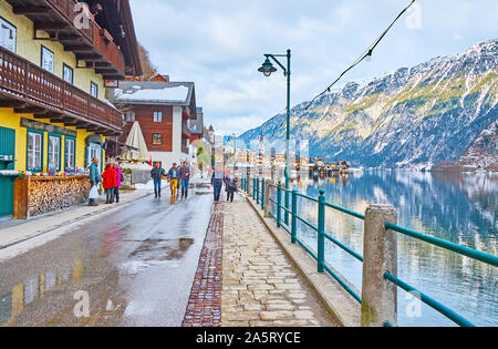 HALLSTATT, Austria - 25 febbraio 2019: Il bagnato inverno meteo in città vecchia; lungolago è coperto con pozzanghere e fusione di neve il 2 febbraio Foto Stock