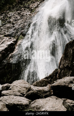 Al Powerscourt cascata, cascata più alta in Irlanda, Co Wicklow, natura, acqua naturale acqua spray colori smorzati, bianco nero, fluente, flusso Foto Stock