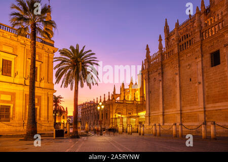 Illuminata di notte la Cattedrale Seville Seville e la Siviglia Archivio Generale delle Indie edificio tramonto Calle Miguel Mañara siviglia Spagna UE Europa Foto Stock