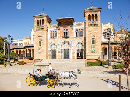 I turisti di Siviglia in carrozza fuori dal Museo delle Arti e Tradizioni popolari Siviglia Siviglia Spagna siviglia Andalusia Spagna UE Europa Foto Stock