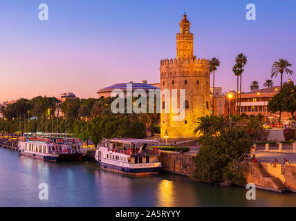 Tour di barche di notte ormeggiato sul fiume Guadalquivir bank vicino alla Torre del Oro a Siviglia Spagna Paseo de Cristóbal Colón Siviglia Andalusia EU Europe Foto Stock