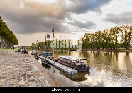 Orleans, Francia, ottobre 10, 2019: Tradizionale nave a vela lungo Orelans quay nel fiume Loira durante il tramonto Foto Stock