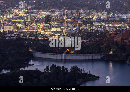 Los Angeles, California, Stati Uniti d'America - 21 Ottobre 2019: Vista del serbatoio di Hollywood con twilight cityscape in background. Foto Stock