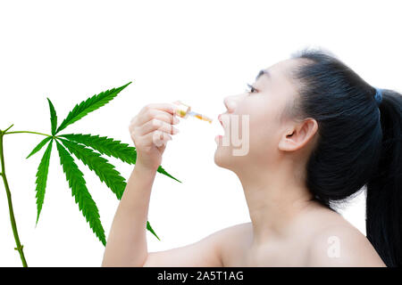 Donna che mantiene un contagocce sublinguale olio di Cannabis a sfondo bianco Foto Stock