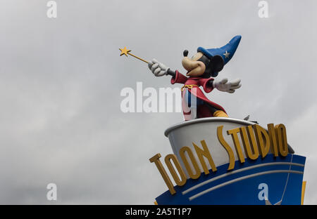 Una foto di una statua di Mickey Mouse, come stregone, alla sommità di un Toon Studio firmano a Disneyland Paris. Foto Stock