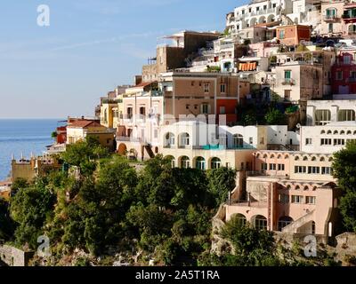 Case, ville, appartamenti, edifici sulla collina terrazzata di Positano, Italia lungo le rive del Mediterraneo. Foto Stock