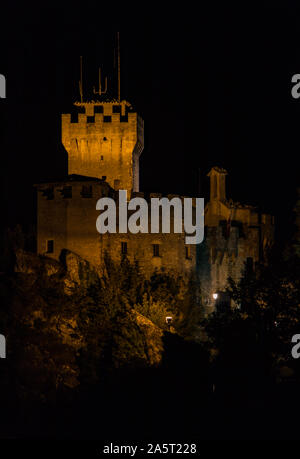 Una foto della Torre Cesta, di notte, alla sommità del monte Titano (San Marino). Foto Stock