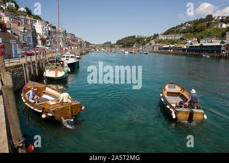 Piedi di traghetti passeggeri che attraversa il fiume Looe, porto di Looe, Cornwall, Regno Unito Foto Stock