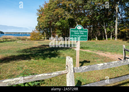 Dimmick Waterfront Scenic Vista segno per la conservazione di Bourne Trust su Cape Cod con il percorso e il porto di waterfront Foto Stock