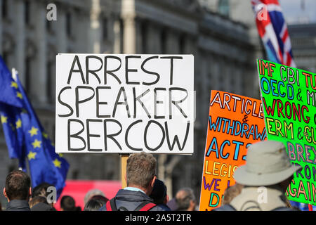 Londra, Regno Unito. 22 ottobre, 2019. Pro-Brexit manifestanti con cartelli fuori le case del Parlamento, Westminster. Londra discutono il Primo Ministro britannico Boris Johnson Brexit Bill. Credito: SOPA Immagini limitata/Alamy Live News Foto Stock