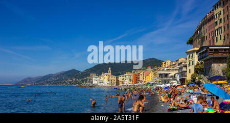 Camogli, Italia - 15 Settembre 2019: Persone in appoggio alla Spiaggia di Camogli su soleggiate giornate estive Foto Stock