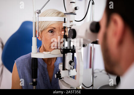 Oftalmologia concetto. Paziente la visione dell'occhio in esame ambulatorio oculistico Foto Stock