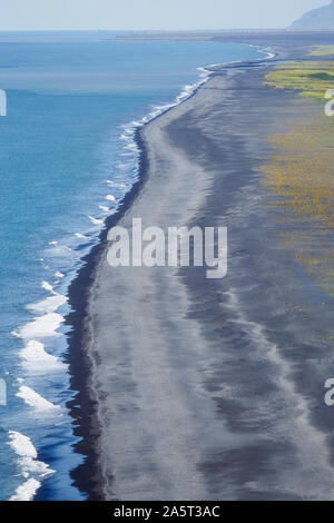 Spiaggia nera e il mare come si vede dalle scogliere Dyrhólaey, Islanda Foto Stock