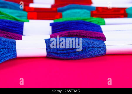 Mouline. Filo multicolore per ricamo. Filo colorato per il ricamo. Filettature moulin. Foto Stock