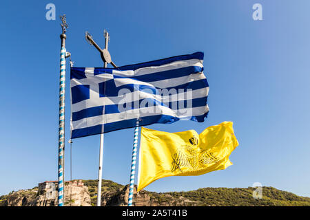Meteora, Grecia. Bandiere di greco e la Chiesa greco-ortodossa nel monastero di Roussanou Foto Stock