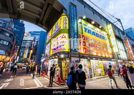 Tokyo, Akihabara. Edificio ad angolo, esterna, due negozi di seconda mano game store e su DVD e Blu-ray shop. Ingresso di ciascuno, poster e insegne. Foto Stock