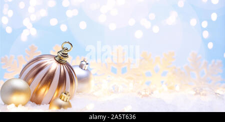 Pallina di natale con i fiocchi di neve su un astratto sfondo blu. Felice Anno Nuovo card. Foto Stock