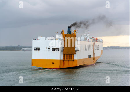 Linee di Grimaldi auto vettore Grand Benelux entrare acqua di Southampton Foto Stock