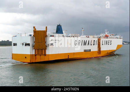 Linee di Grimaldi auto vettore Grand Benelux entrare acqua di Southampton Foto Stock