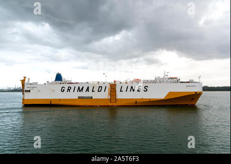 Linee di Grimaldi auto vettore Grand Benelux entrare acqua di Southampton Foto Stock