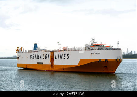 Linee di Grimaldi auto vettore Grand Benelux entrare acqua di Southampton Foto Stock